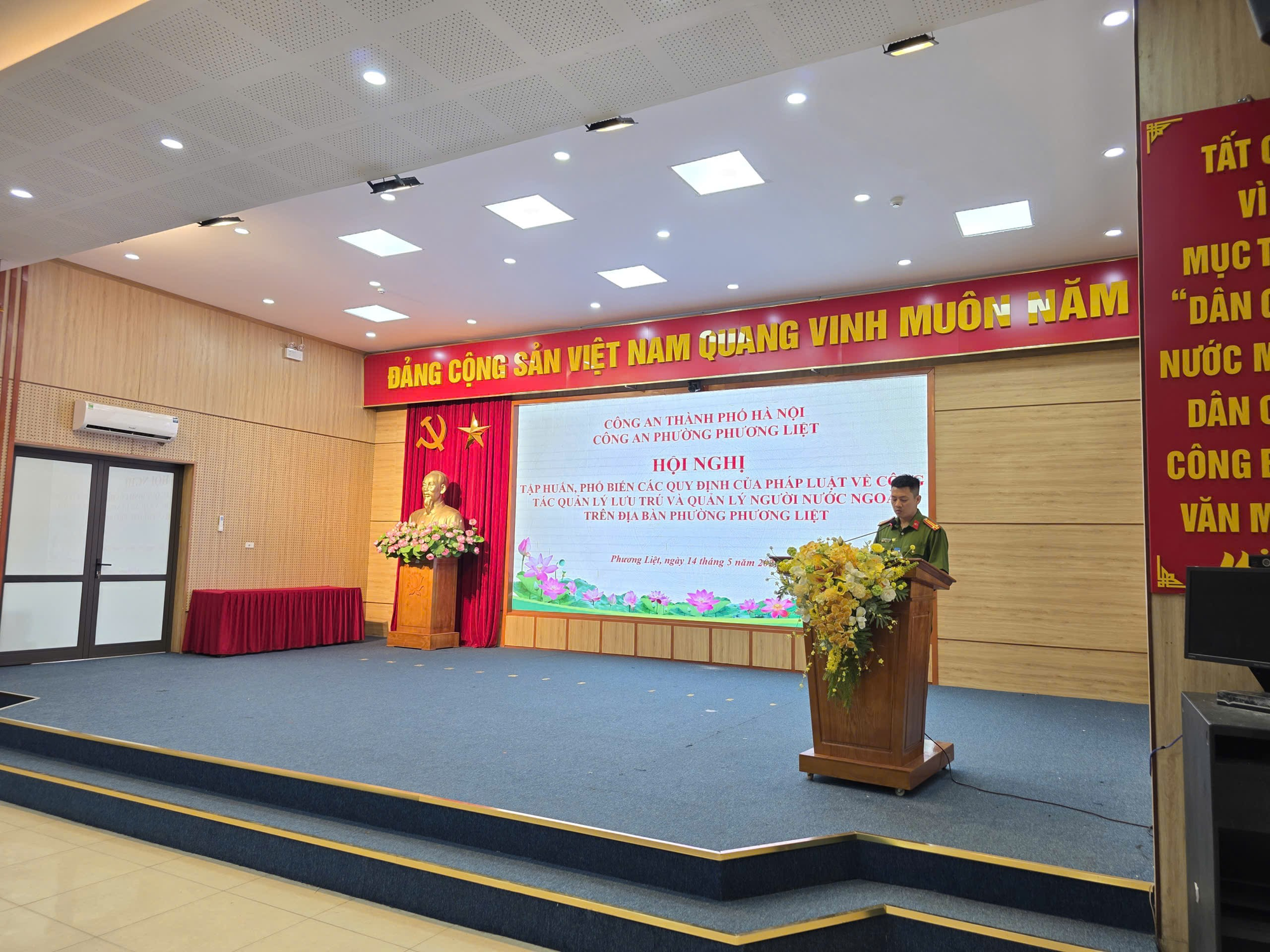 Công an phường Phương Liệt tổ chức Hội nghị tập huấn, phổ biến các quy định của pháp luật về công tác quản lý lưu trú và quản lý người nước ngoài,  tổ chức ký cam kết chấp hành các quy định về ANTT cho các cơ sở lưu- Ảnh 1.