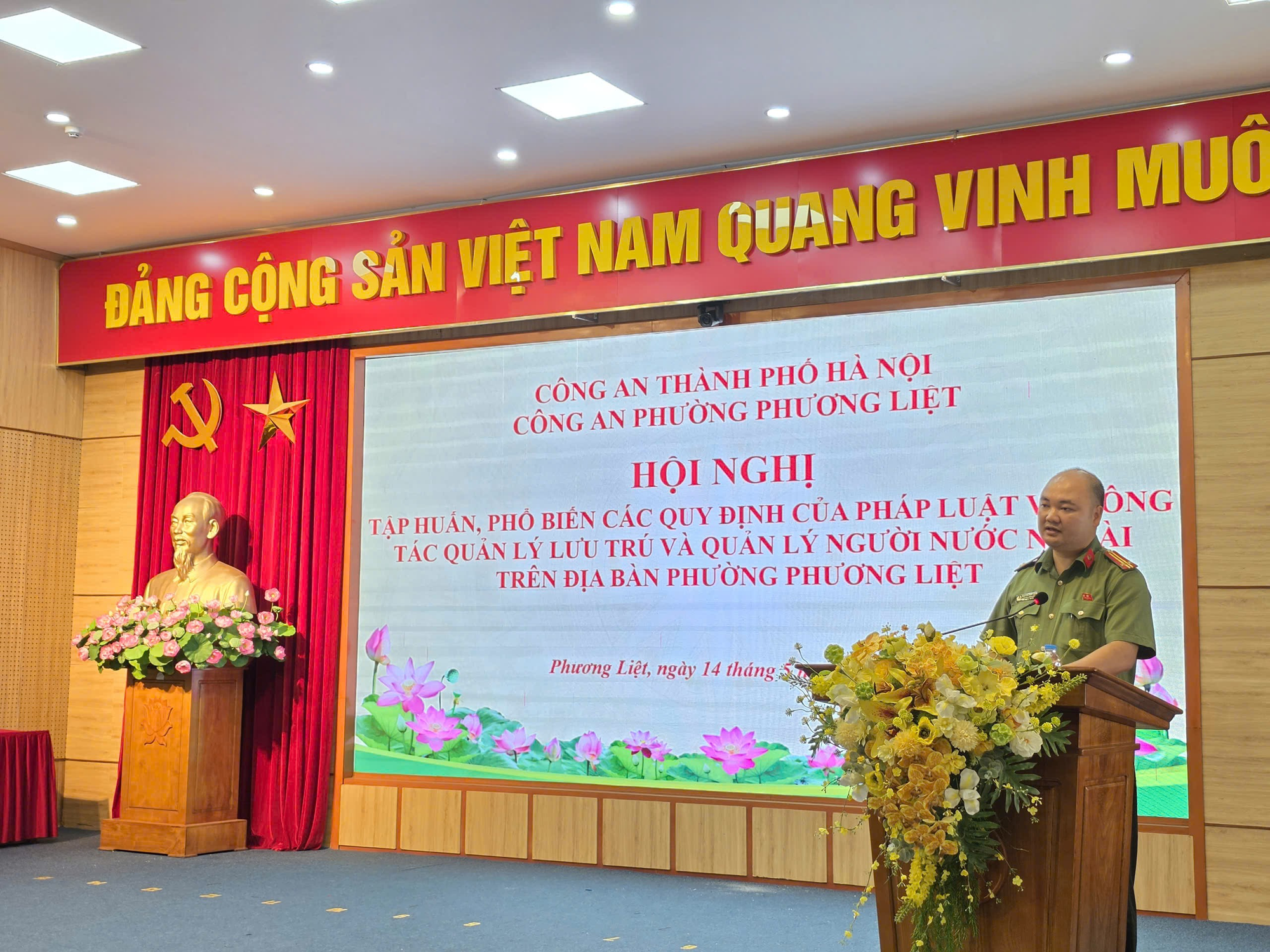 Công an phường Phương Liệt tổ chức Hội nghị tập huấn, phổ biến các quy định của pháp luật về công tác quản lý lưu trú và quản lý người nước ngoài,  tổ chức ký cam kết chấp hành các quy định về ANTT cho các cơ sở lưu- Ảnh 2.