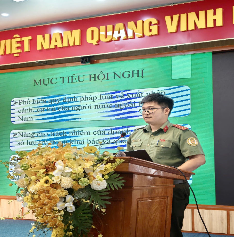 Công an phường Phương Liệt tổ chức Hội nghị tập huấn, phổ biến các quy định của pháp luật về công tác quản lý lưu trú và quản lý người nước ngoài,  tổ chức ký cam kết chấp hành các quy định về ANTT cho các cơ sở lưu- Ảnh 3.
