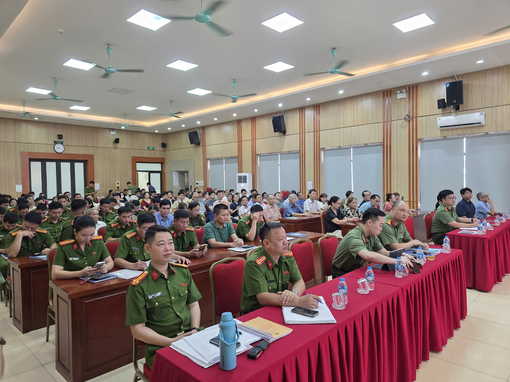 Công an phường Phương Liệt tổ chức Hội nghị tập huấn, phổ biến các quy định của pháp luật về công tác quản lý lưu trú và quản lý người nước ngoài,  tổ chức ký cam kết chấp hành các quy định về ANTT cho các cơ sở lưu- Ảnh 6.