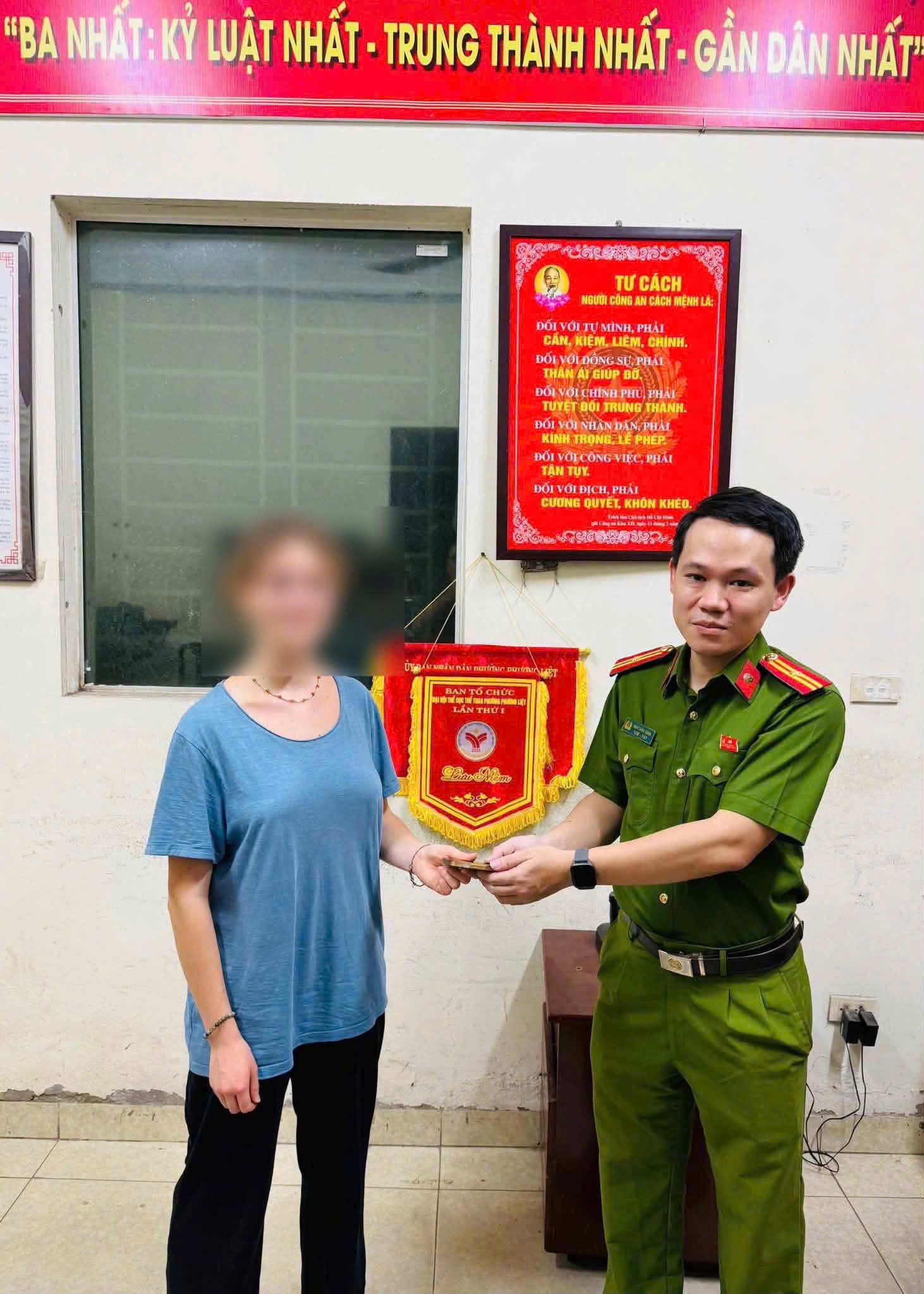 Công an phường Phương Liệt nhanh chóng hỗ trợ du khách người nước ngoài tìm lại tài sản thất lạc- Ảnh 1.