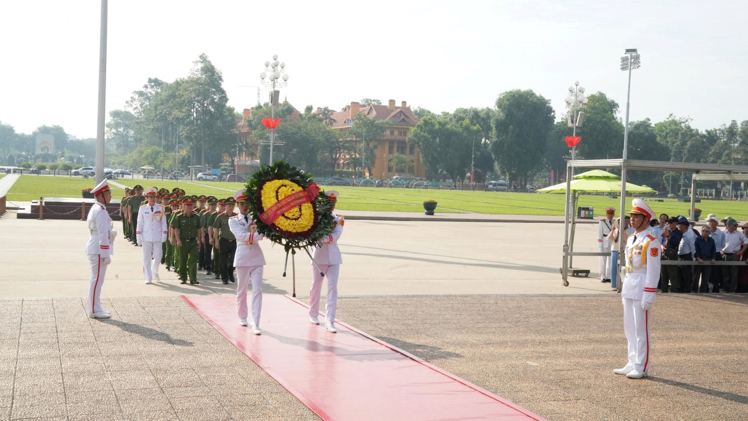 Cụm thi đua số 19 Công an Thành phố Hà Nội dâng hoa và báo công tại Lăng Bác- Ảnh 2.