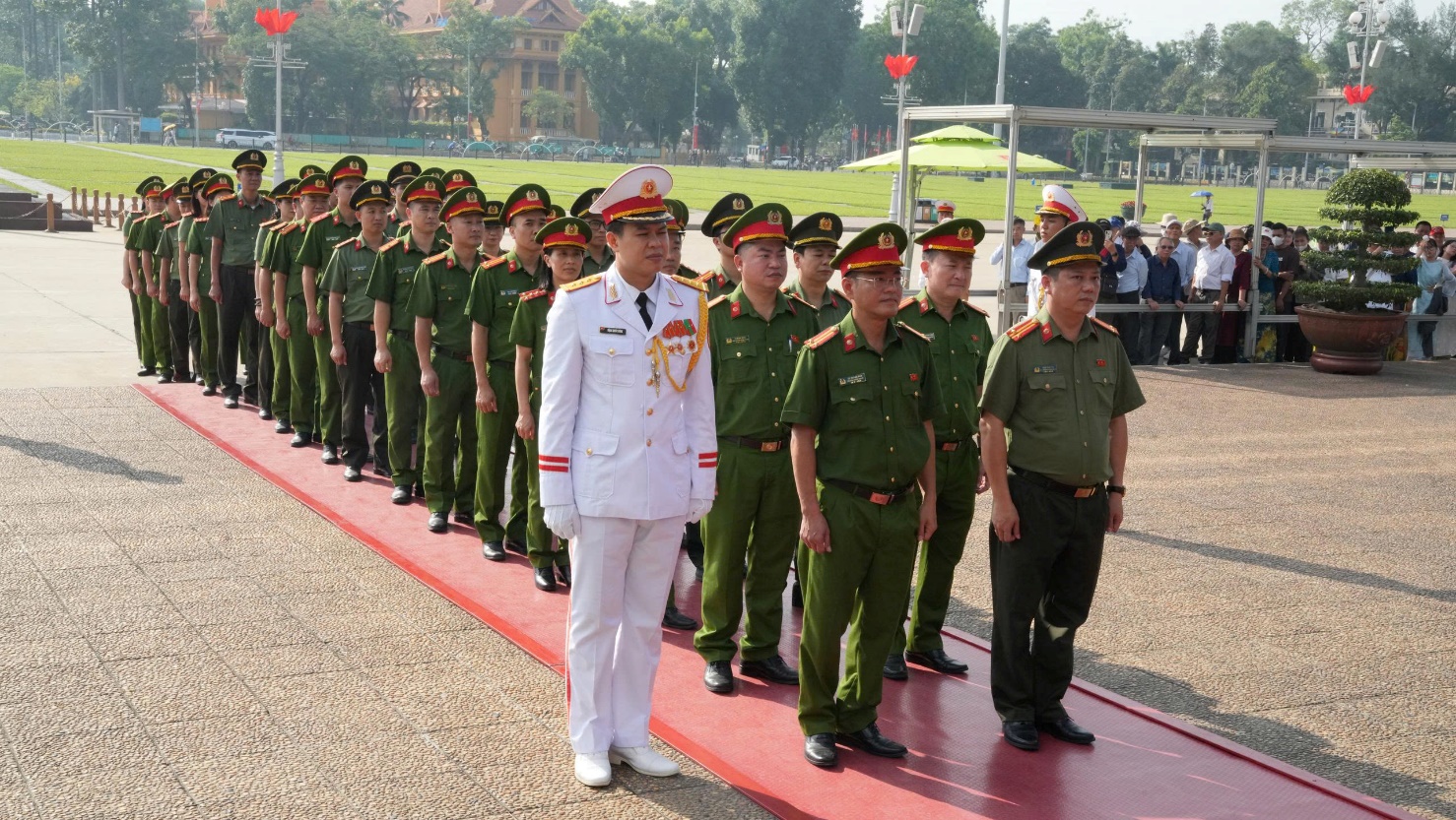 Cụm thi đua số 19 Công an Thành phố Hà Nội dâng hoa và báo công tại Lăng Bác- Ảnh 3.