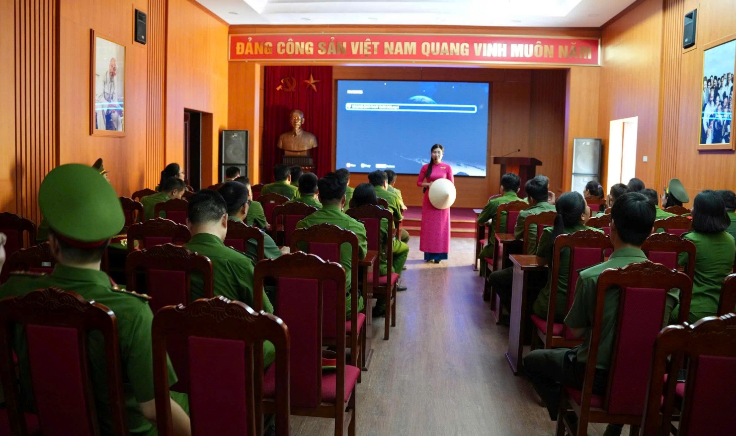 Cụm thi đua số 19 Công an Thành phố Hà Nội dâng hoa và báo công tại Lăng Bác- Ảnh 4.