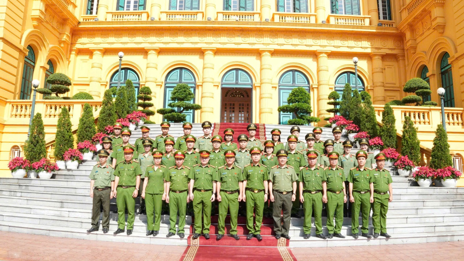 Cụm thi đua số 19 Công an Thành phố Hà Nội dâng hoa và báo công tại Lăng Bác- Ảnh 6.