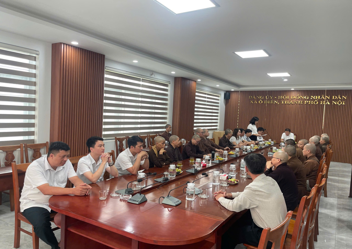 Ủy ban MTTQ xã Ô Diên tổ chức hội nghị gặp mặt các vị chức sắc Phật giáo, Tăng, Ni trên địa bàn xã.- Ảnh 2.