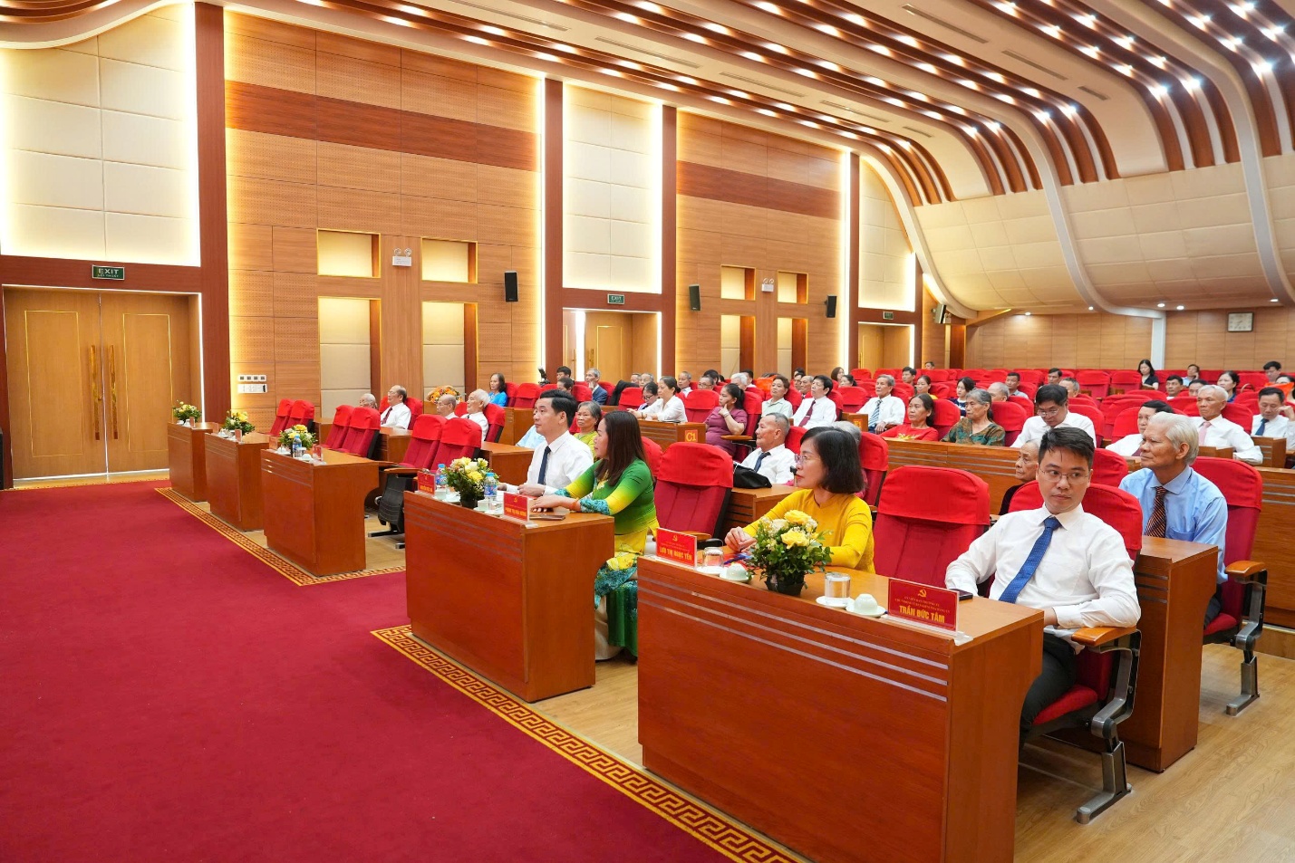 Xã Gia Lâm có 53 đảng viên được trao tặng Huy hiệu Đảng đợt 19-5- Ảnh 1.