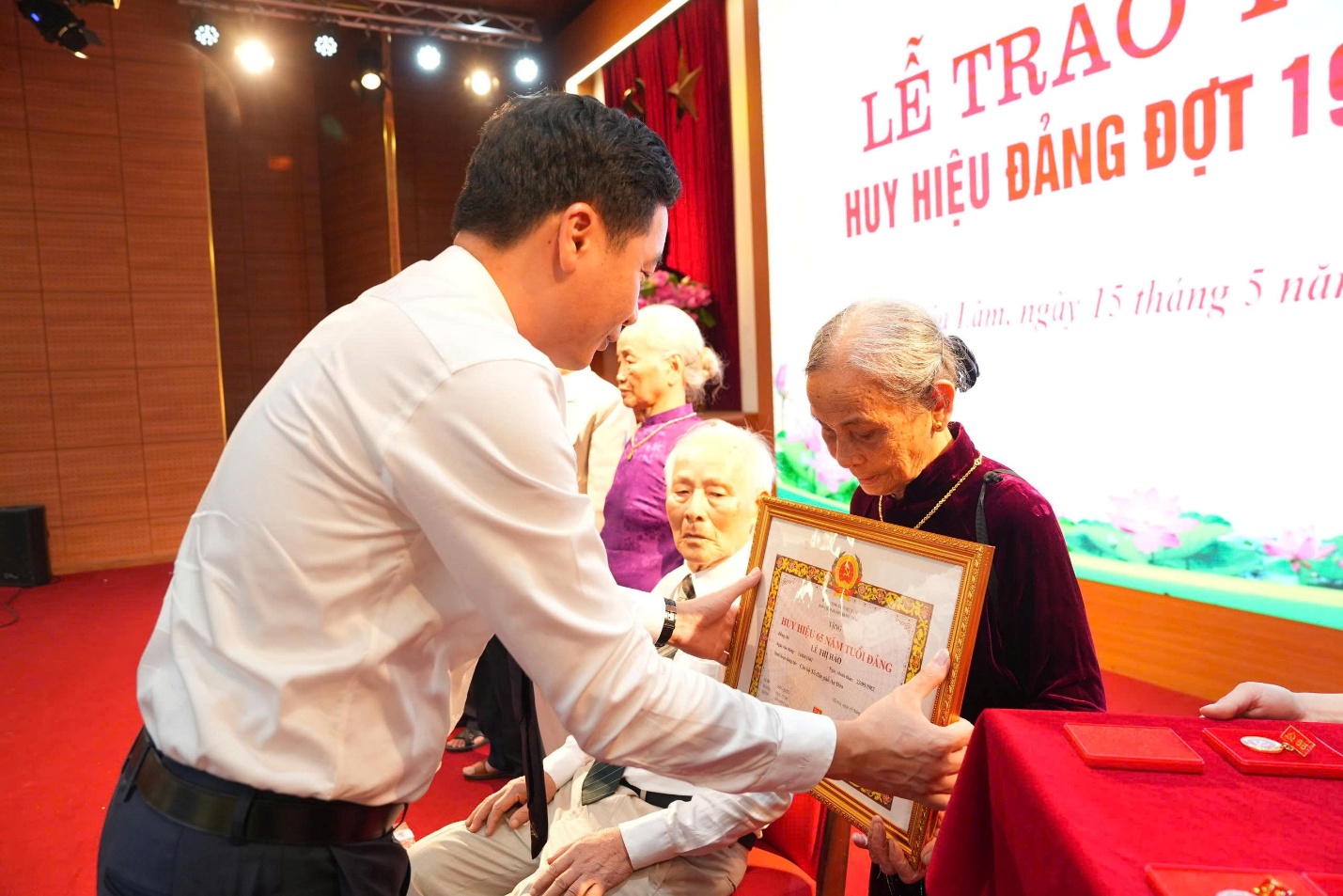 Xã Gia Lâm có 53 đảng viên được trao tặng Huy hiệu Đảng đợt 19-5- Ảnh 2.