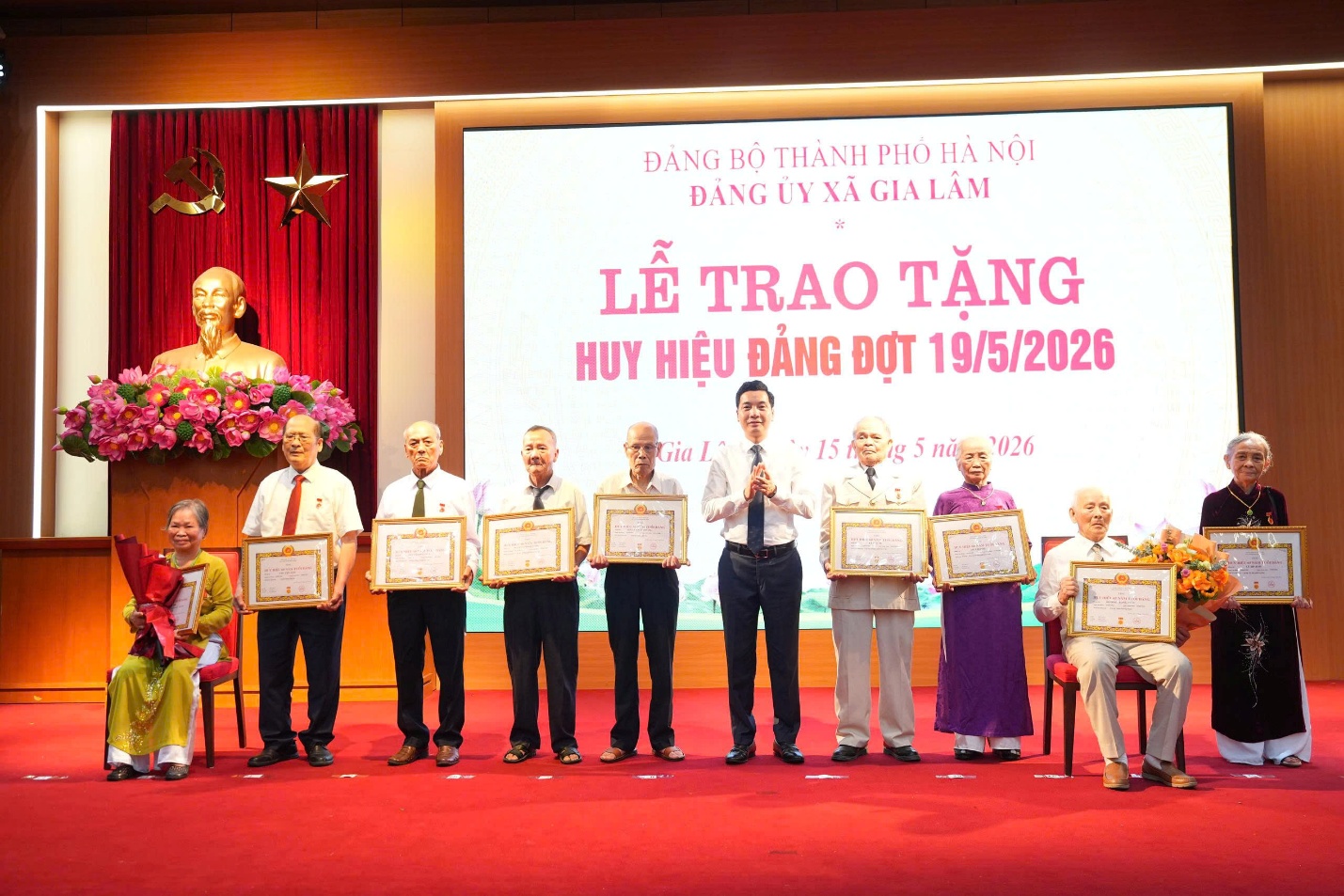 Xã Gia Lâm có 53 đảng viên được trao tặng Huy hiệu Đảng đợt 19-5- Ảnh 3.