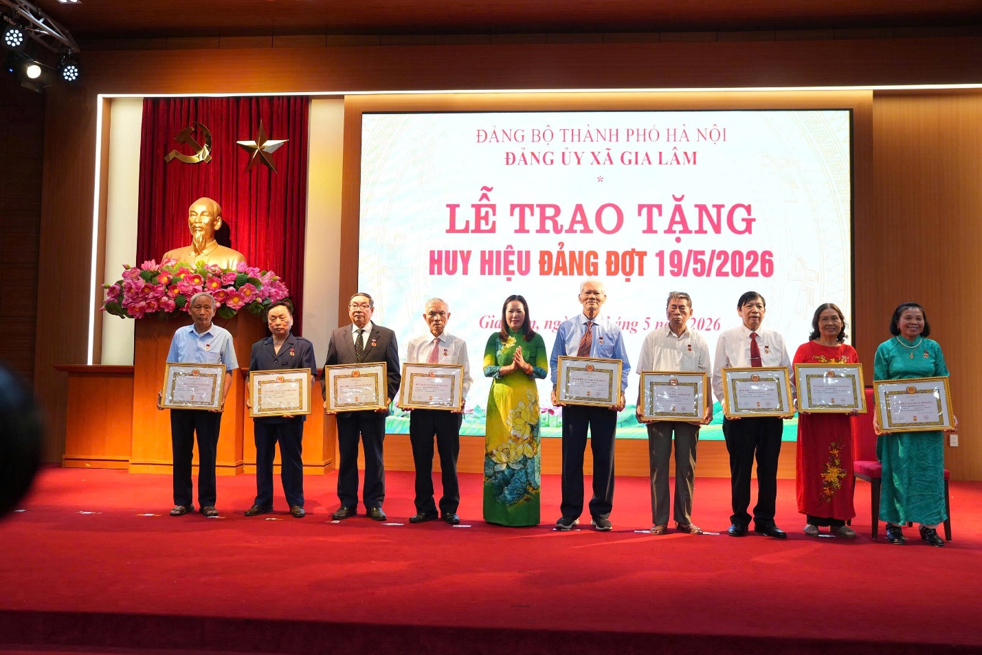 Xã Gia Lâm có 53 đảng viên được trao tặng Huy hiệu Đảng đợt 19-5- Ảnh 4.