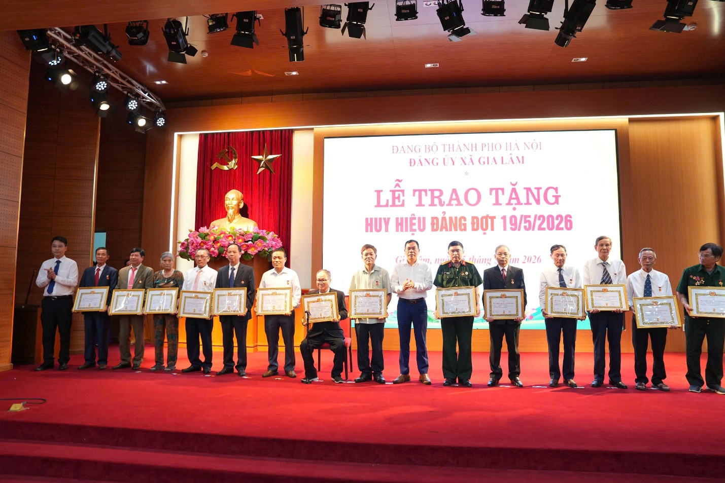 Xã Gia Lâm có 53 đảng viên được trao tặng Huy hiệu Đảng đợt 19-5- Ảnh 5.