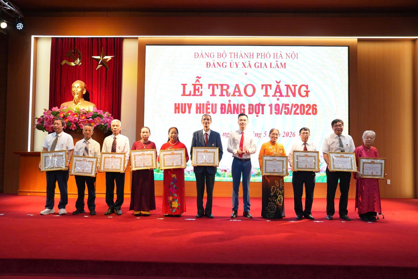 Xã Gia Lâm có 53 đảng viên được trao tặng Huy hiệu Đảng đợt 19-5- Ảnh 6.