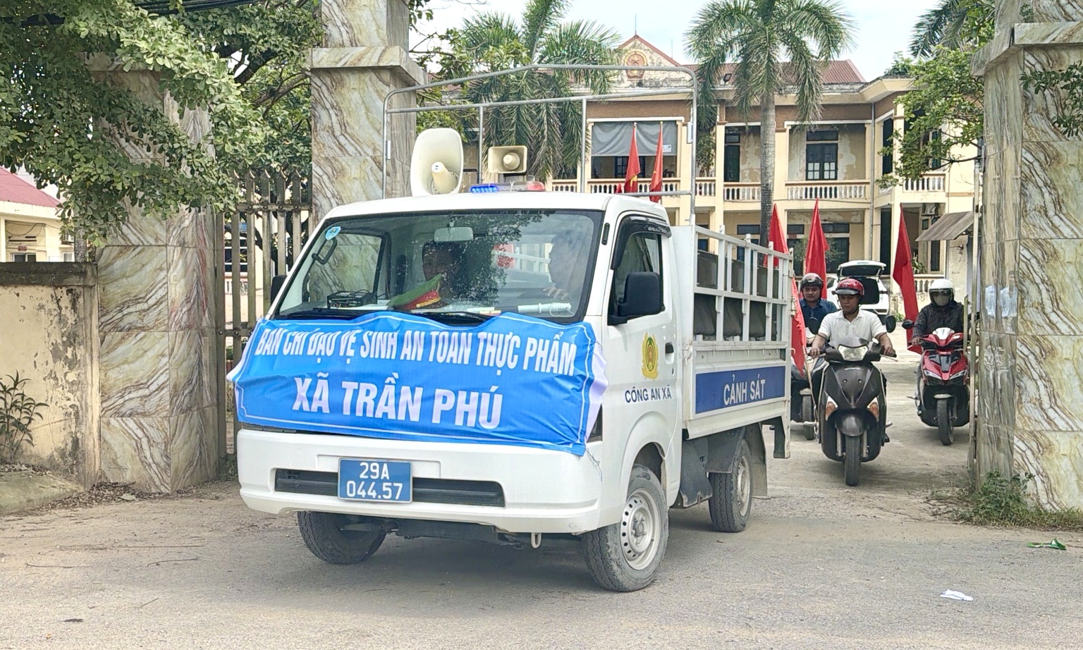 Trần Phú tổ chức tuyên truyền lưu động về an toàn thực phẩm trên địa bàn xã- Ảnh 2.