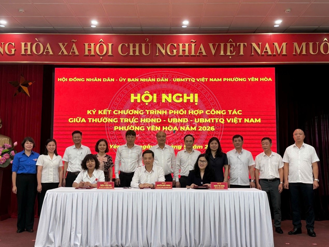 Thường trực Hội đồng nhân dân, Ủy ban nhân dân và Ban Thường trực Ủy ban MTTQ Việt Nam phường Yên Hòa ký kết Chương trình phối hợp công tác năm 2026- Ảnh 1.