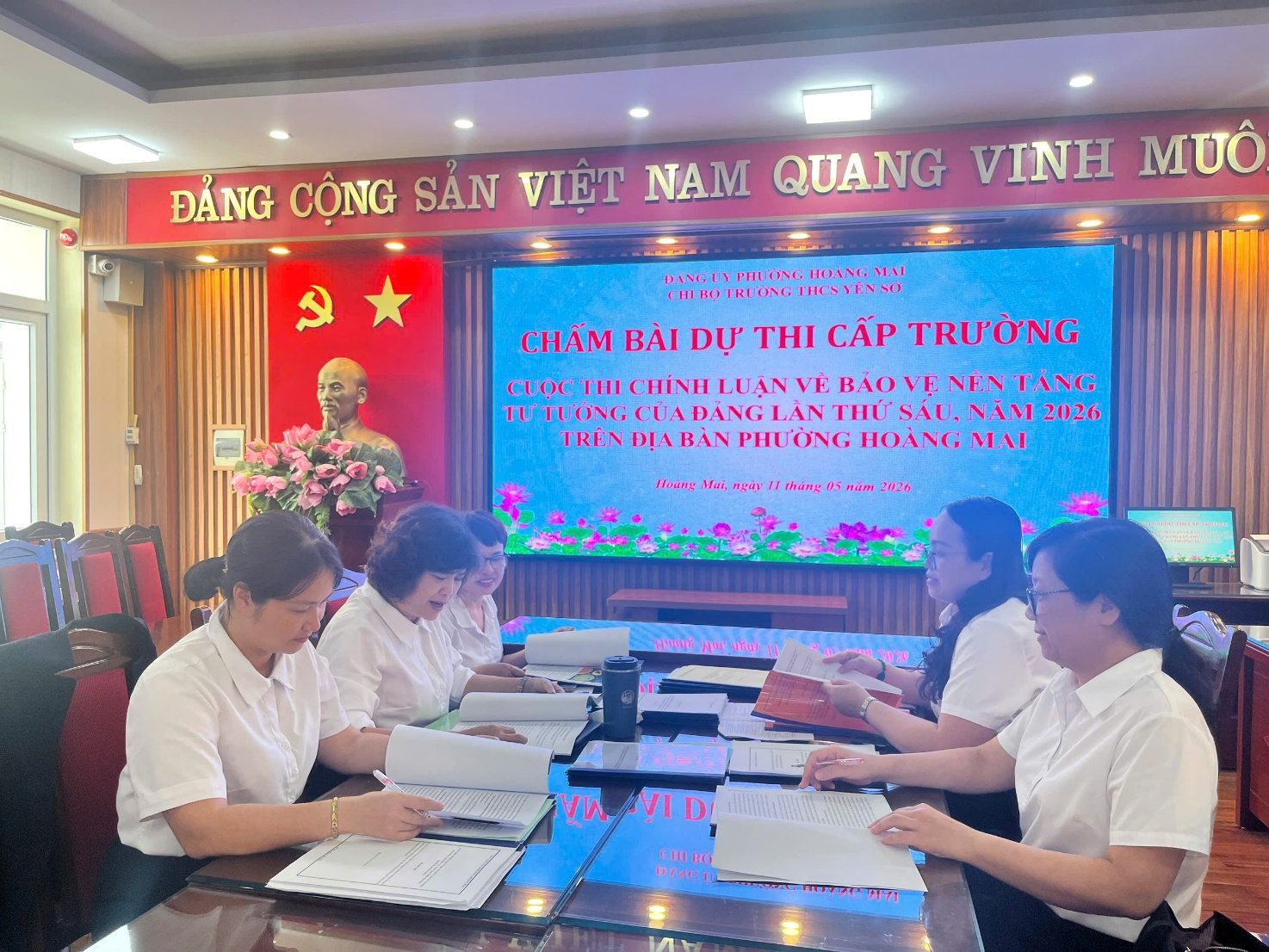 TRƯỜNG THCS YÊN SỞ TỔ CHỨC CHẤM BÀI DỰ THI CHÍNH LUẬN VỀ BẢO VỆ NỀN TẢNG, TƯ TƯỞNG CỦA ĐẢNG LẦN THỨ 6 NĂM 2026- Ảnh 1.