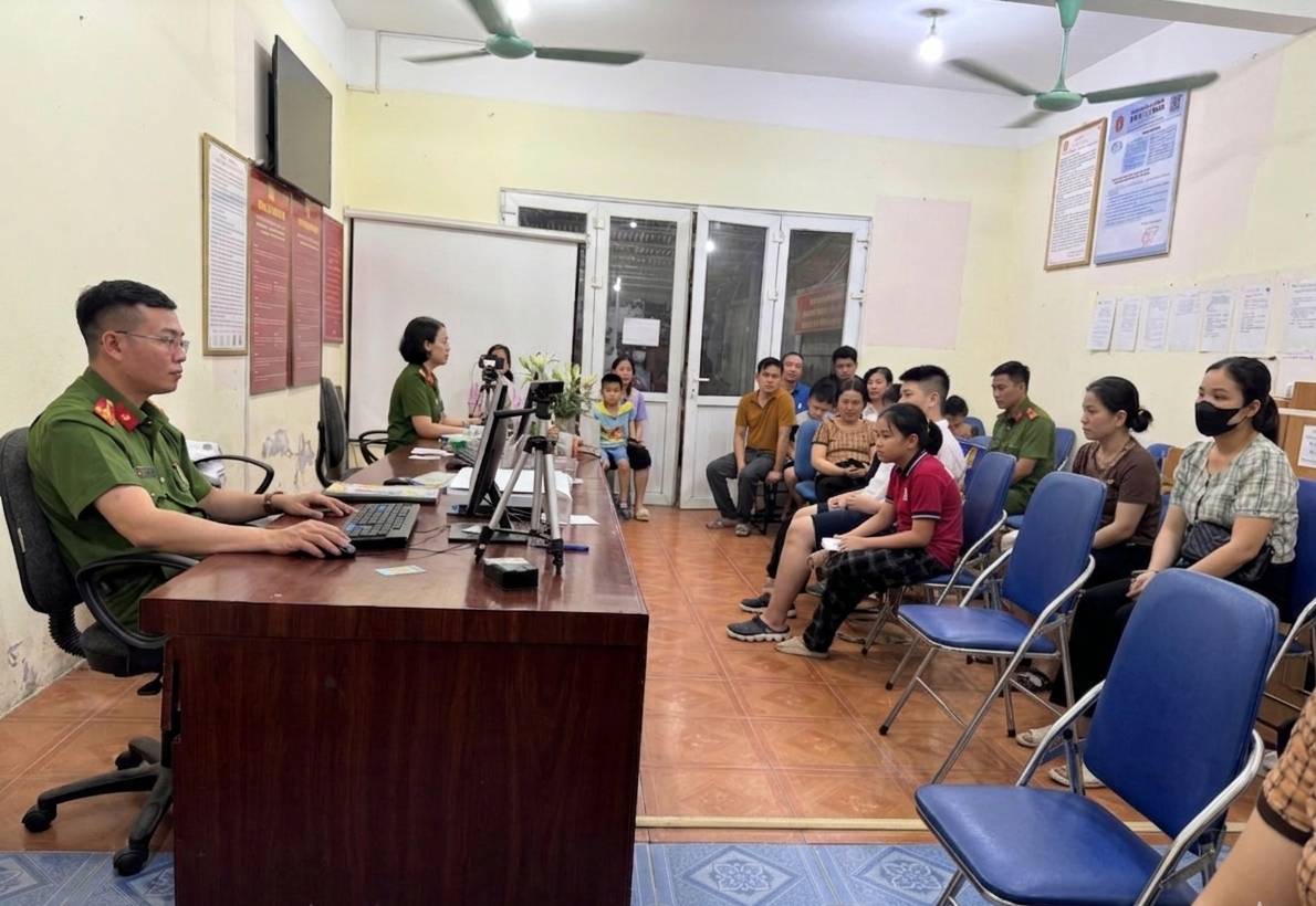 Công an xã Hoài Đức tổng lực triển khai đợt cao điểm cấp Căn cước cho trẻ từ 6 đến 14 tuổi- Ảnh 2.