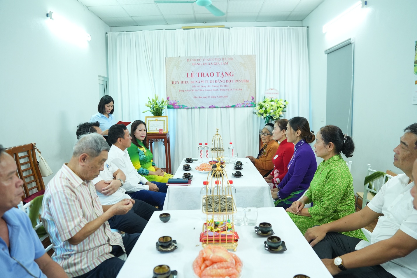 Đồng chí Phó Bí thư Thường trực Đảng ủy trao tặng Huy hiệu 60 năm tuổi Đảng tại nhà cho đồng chí Dương Thị Hòa- Ảnh 1.