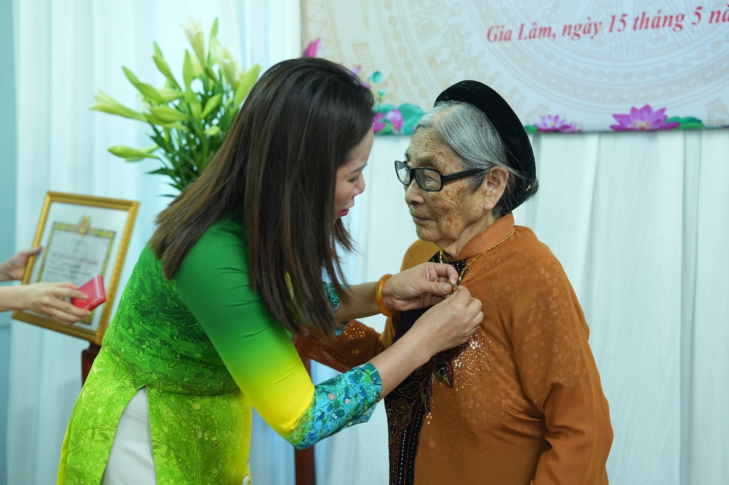 Đồng chí Phó Bí thư Thường trực Đảng ủy trao tặng Huy hiệu 60 năm tuổi Đảng tại nhà cho đồng chí Dương Thị Hòa- Ảnh 2.