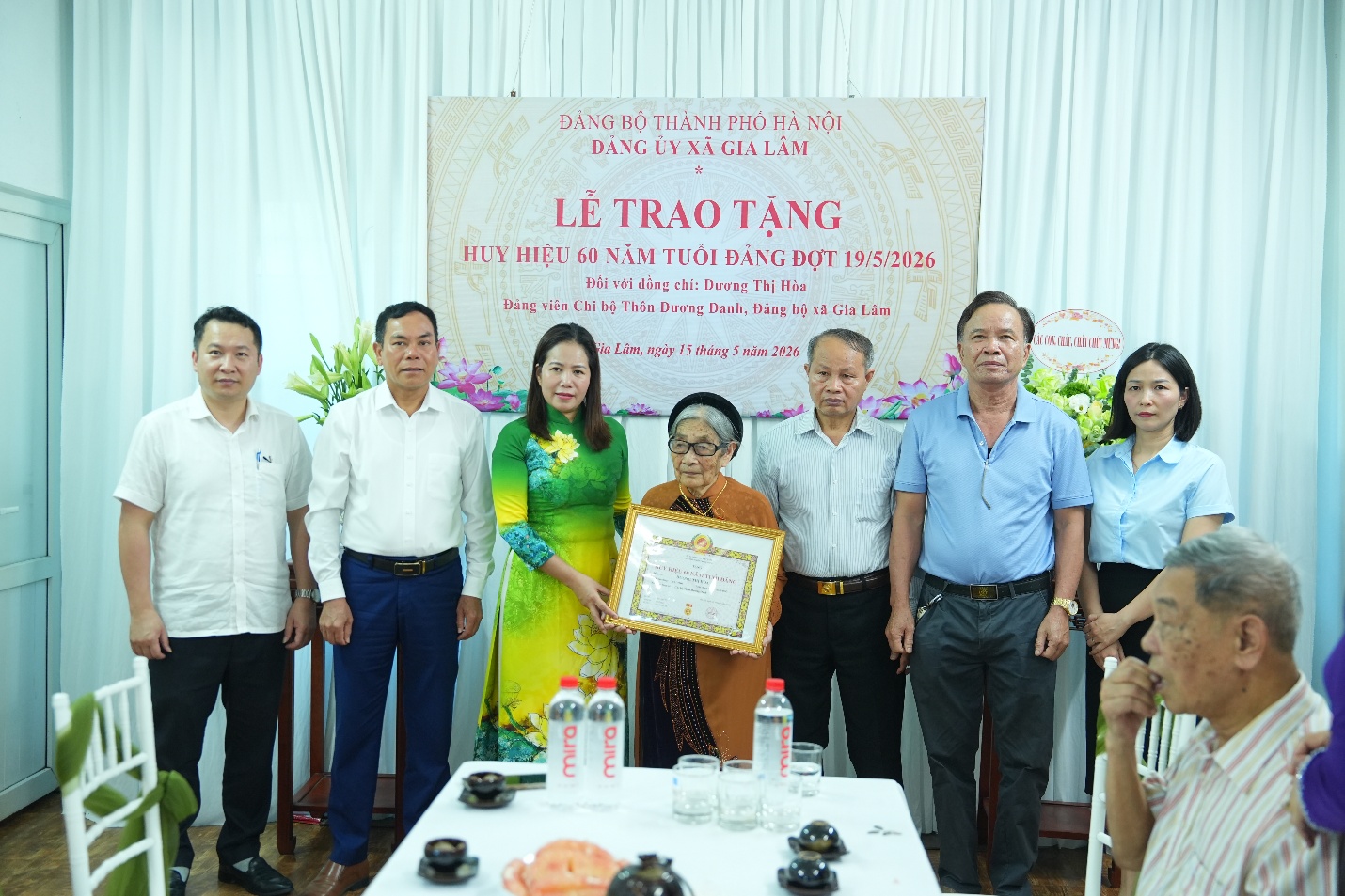 Đồng chí Phó Bí thư Thường trực Đảng ủy trao tặng Huy hiệu 60 năm tuổi Đảng tại nhà cho đồng chí Dương Thị Hòa- Ảnh 3.