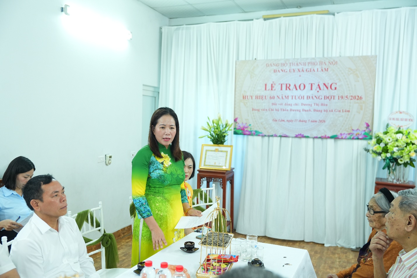 Đồng chí Phó Bí thư Thường trực Đảng ủy trao tặng Huy hiệu 60 năm tuổi Đảng tại nhà cho đồng chí Dương Thị Hòa- Ảnh 4.