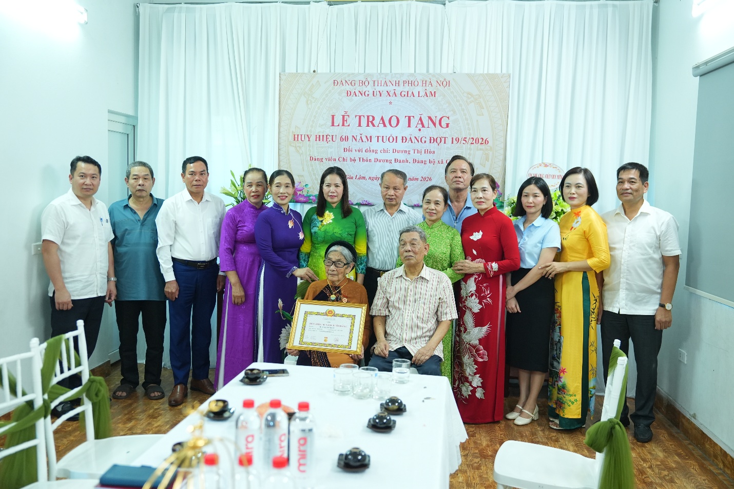 Đồng chí Phó Bí thư Thường trực Đảng ủy trao tặng Huy hiệu 60 năm tuổi Đảng tại nhà cho đồng chí Dương Thị Hòa- Ảnh 5.