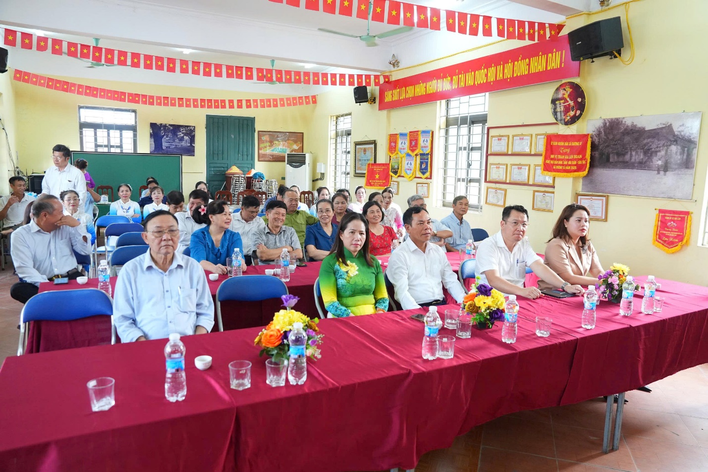 Thôn Thuận Quang gắn biển công trình dân vận khéo “Nâng cấp, cải tạo sân sau Nghè”- Ảnh 1.