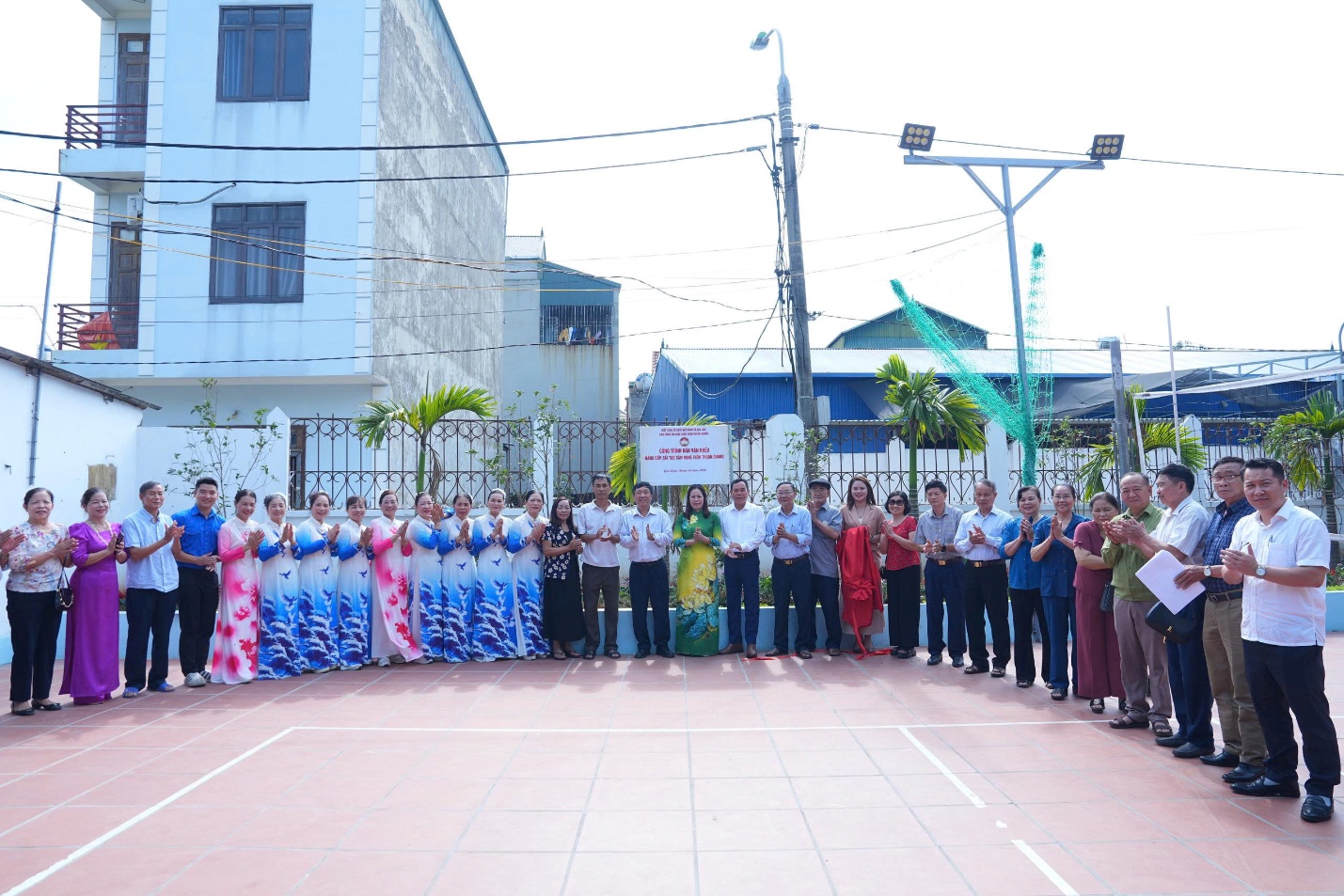 Thôn Thuận Quang gắn biển công trình dân vận khéo “Nâng cấp, cải tạo sân sau Nghè”- Ảnh 4.