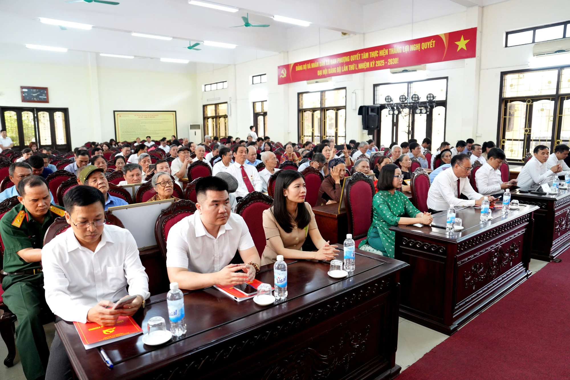 41 đảng viên xã Đan Phượng được trao tặng, truy tặng Huy hiệu Đảng đợt 19-5- Ảnh 1.