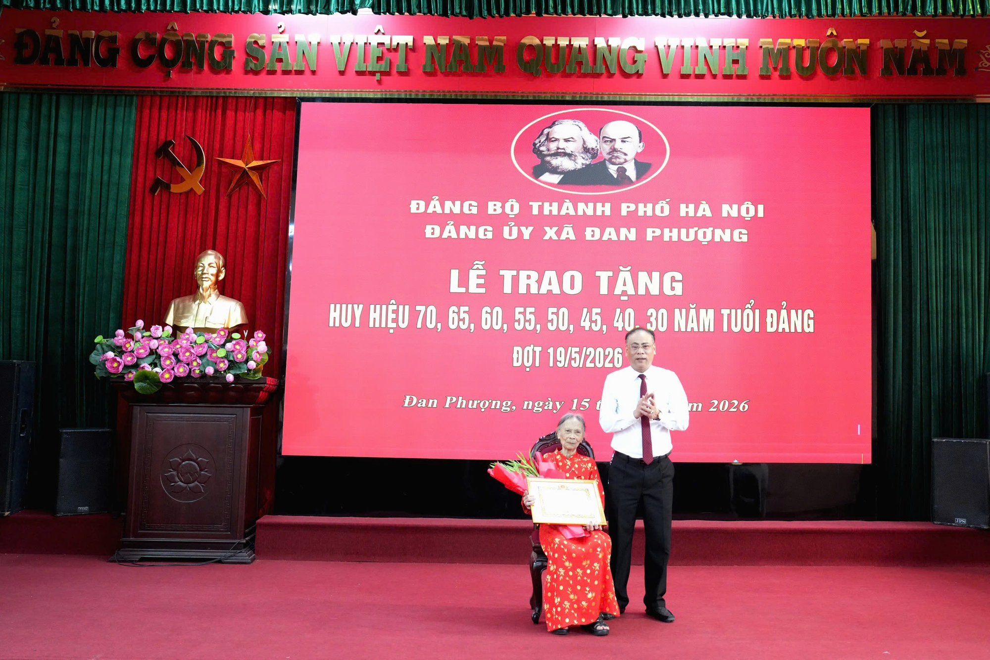 41 đảng viên xã Đan Phượng được trao tặng, truy tặng Huy hiệu Đảng đợt 19-5- Ảnh 2.