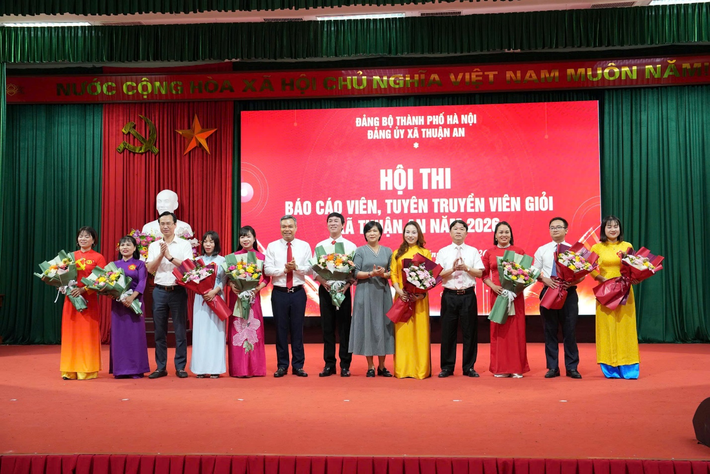 Ảnh có chứa người, trang phục, hoa, trong nhà  Nội dung do AI tạo ra có thể không chính xác.