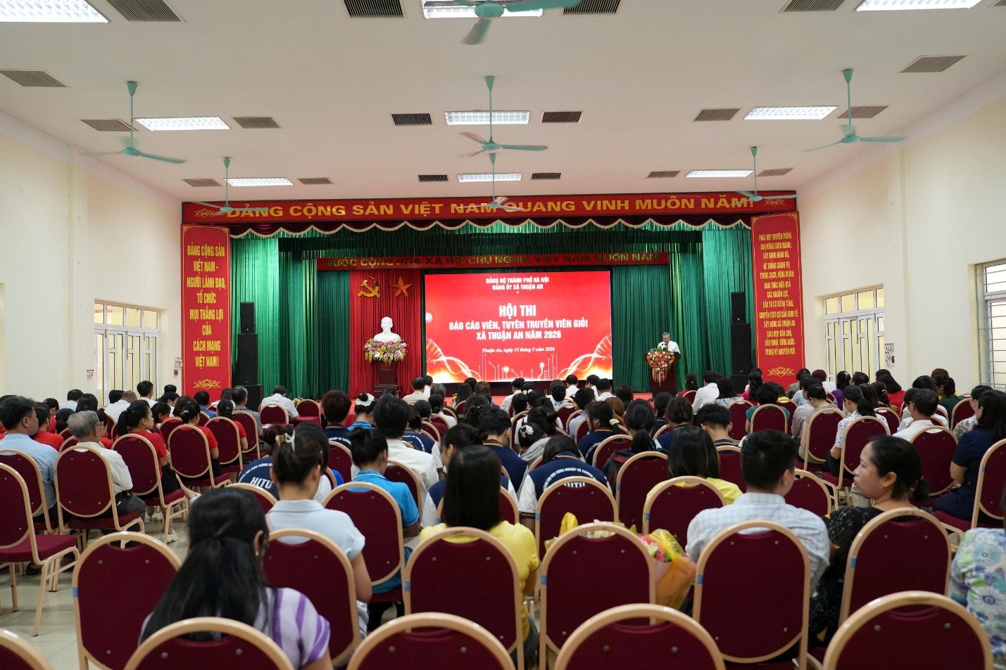 Ảnh có chứa trong nhà, trang phục, thính phòng, khán giả  Nội dung do AI tạo ra có thể không chính xác.