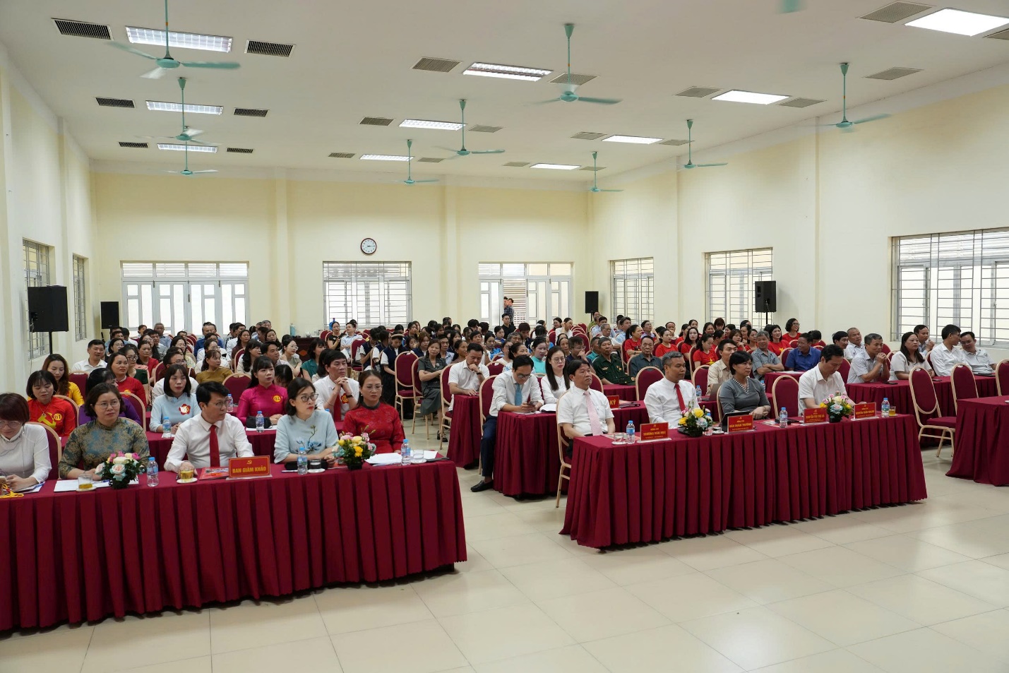 Ảnh có chứa trong nhà, trang phục, người, con người  Nội dung do AI tạo ra có thể không chính xác.