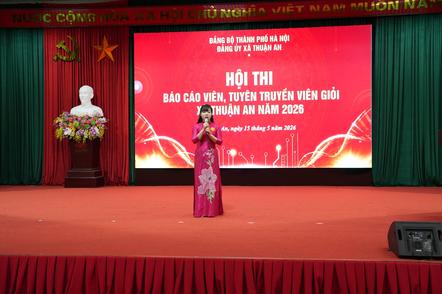 Ảnh có chứa văn bản, rèm, màu đỏ, trang phục  Nội dung do AI tạo ra có thể không chính xác.
