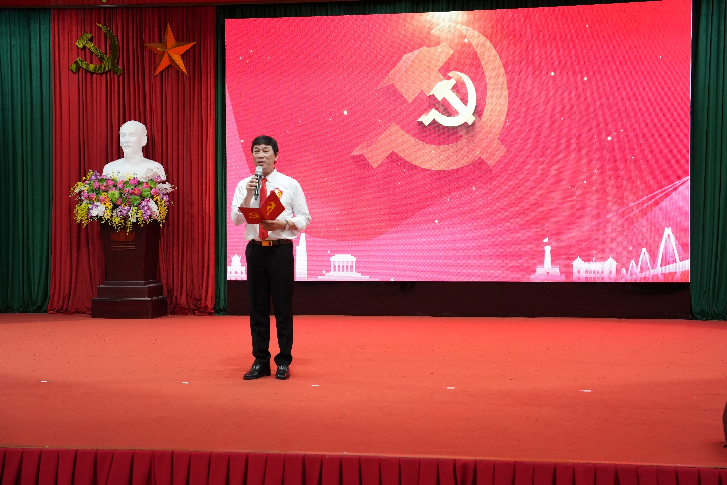 Ảnh có chứa trang phục, người, trong nhà, giày dép  Nội dung do AI tạo ra có thể không chính xác.