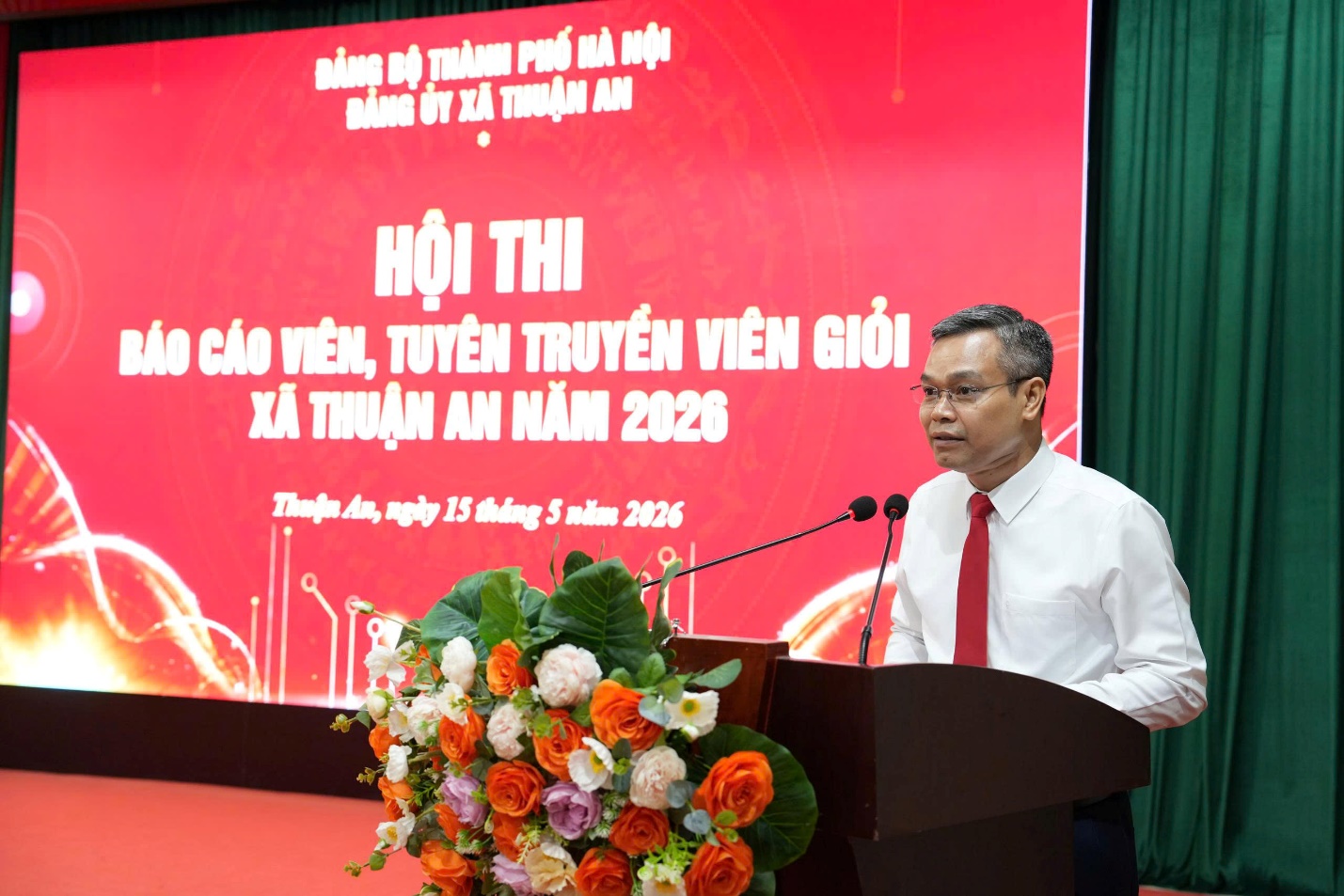 Ảnh có chứa văn bản, trang phục, hoa, Diễn thuyết công cộng  Nội dung do AI tạo ra có thể không chính xác.