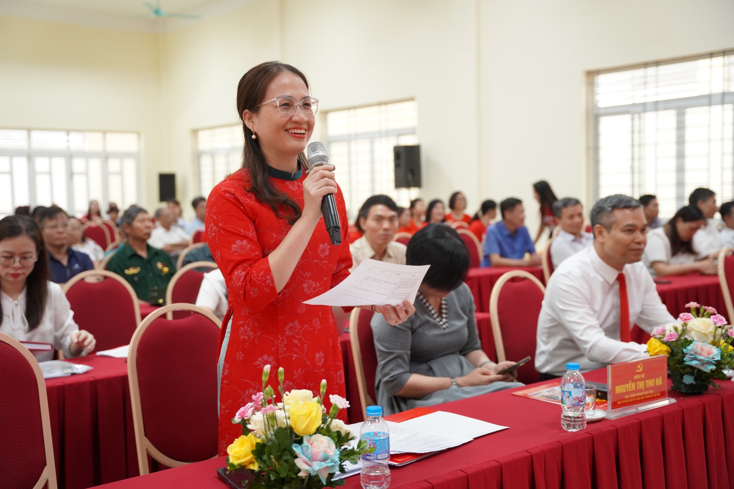 Ảnh có chứa người, trang phục, trong nhà, Mặt người  Nội dung do AI tạo ra có thể không chính xác.