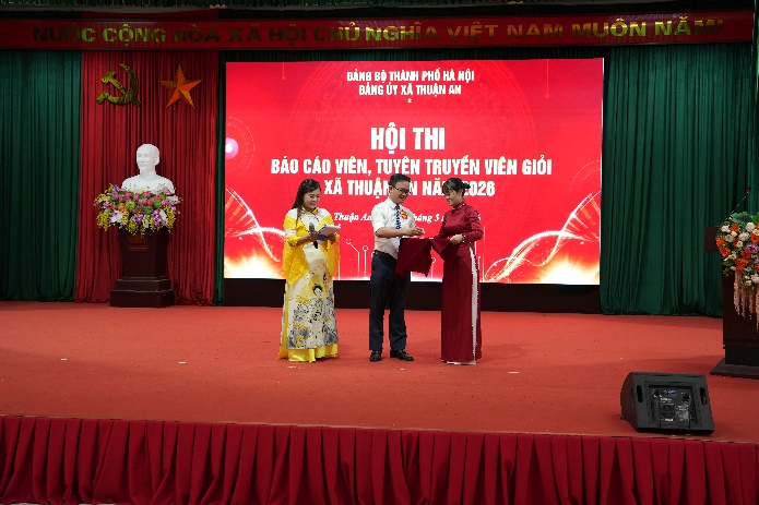 Ảnh có chứa văn bản, trong nhà, trang phục, hoa  Nội dung do AI tạo ra có thể không chính xác.
