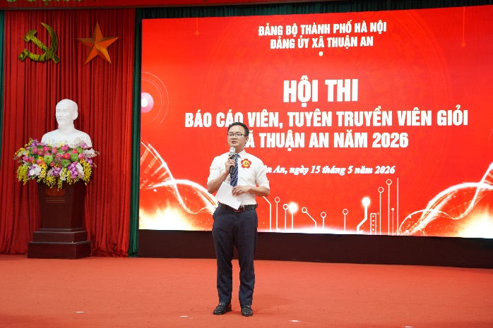 Ảnh có chứa trang phục, văn bản, người, màu đỏ  Nội dung do AI tạo ra có thể không chính xác.