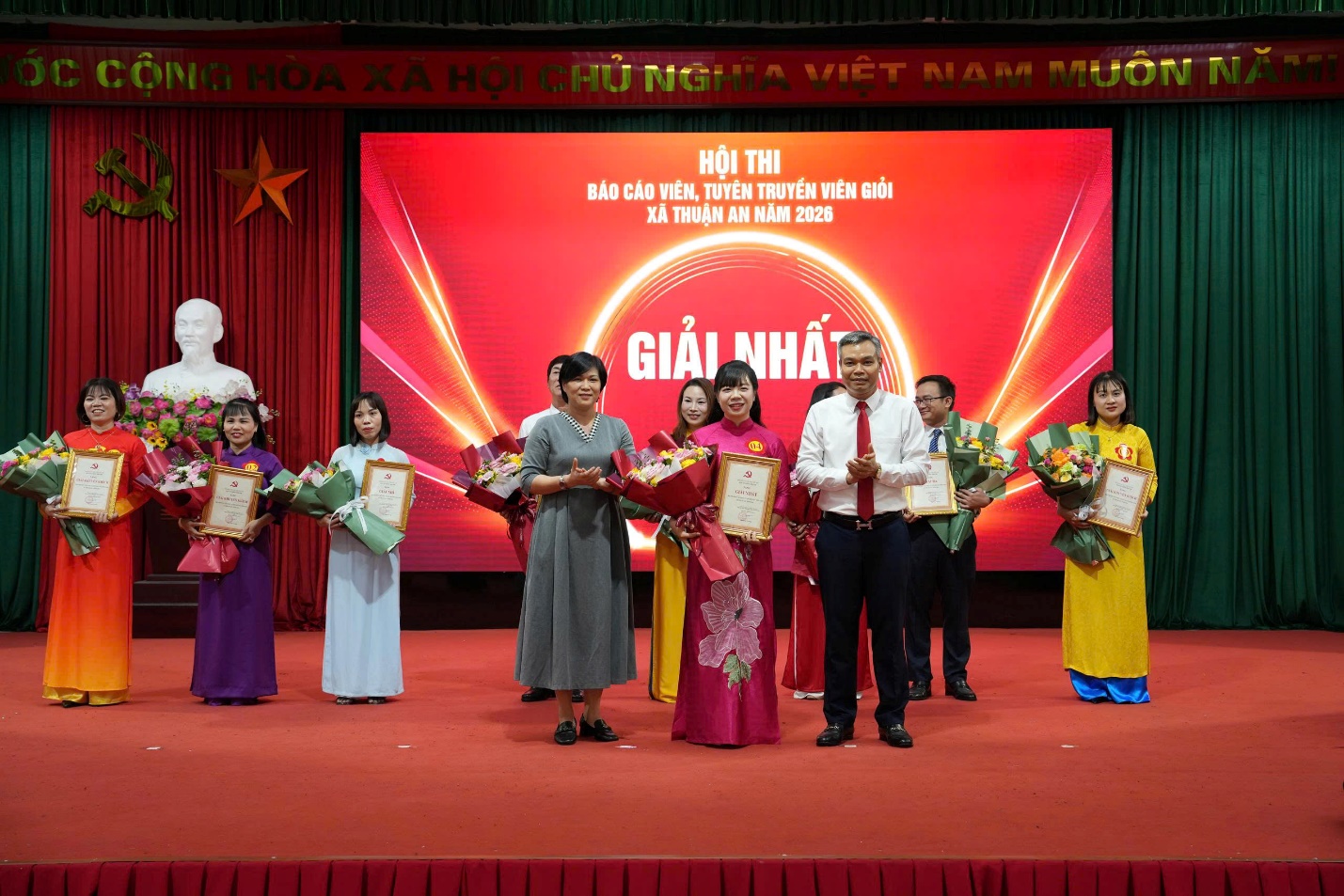 Ảnh có chứa trang phục, người, hoa, trong nhà  Nội dung do AI tạo ra có thể không chính xác.