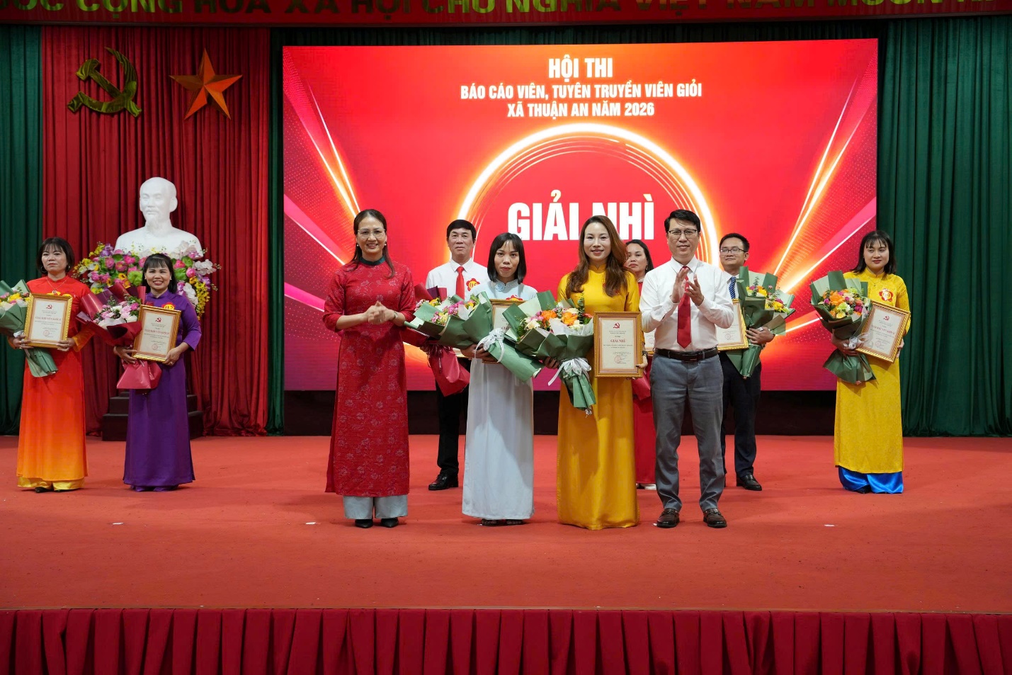 Ảnh có chứa trang phục, người, hoa, trong nhà  Nội dung do AI tạo ra có thể không chính xác.