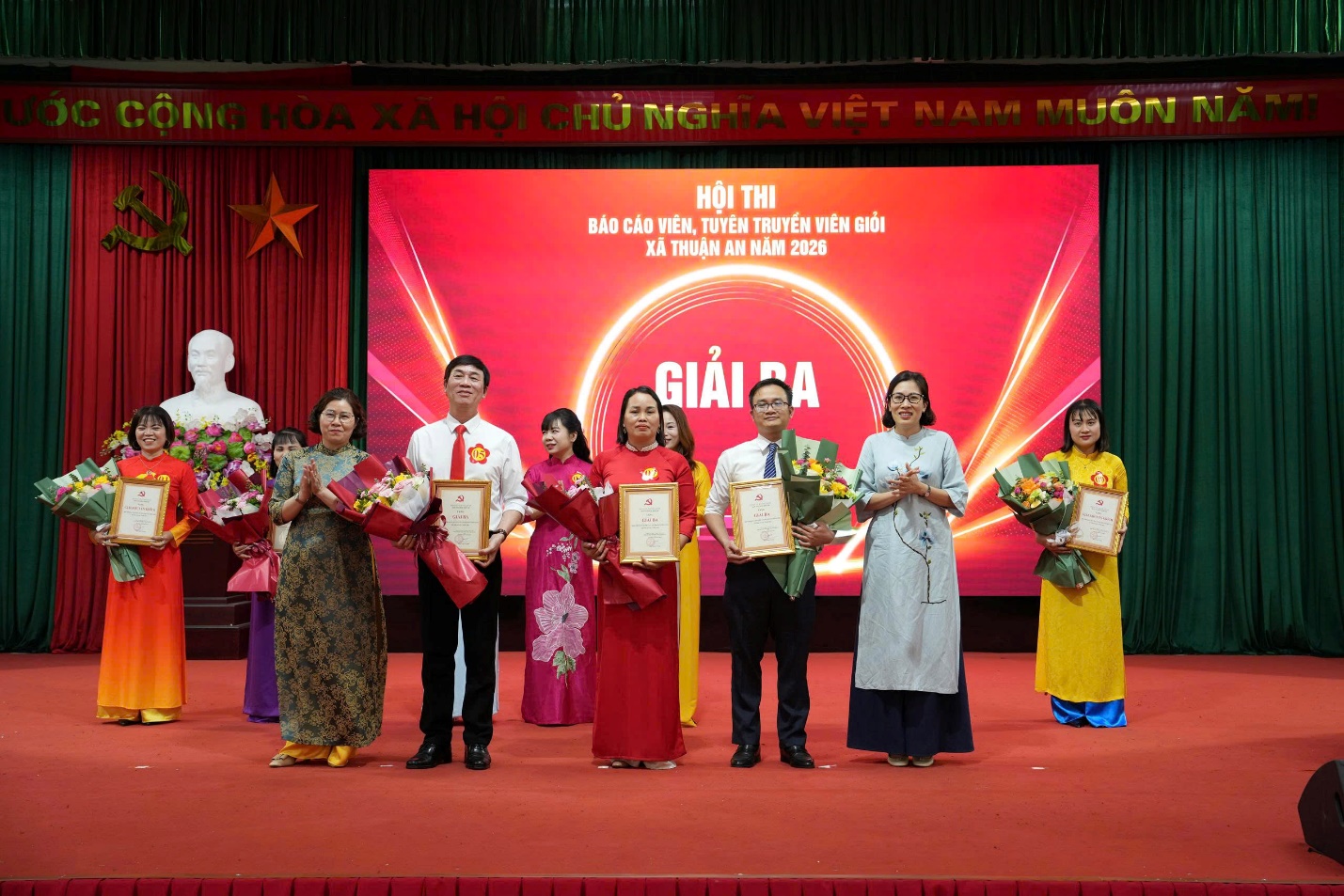 Ảnh có chứa trang phục, người, trong nhà, Truyền thống  Nội dung do AI tạo ra có thể không chính xác.