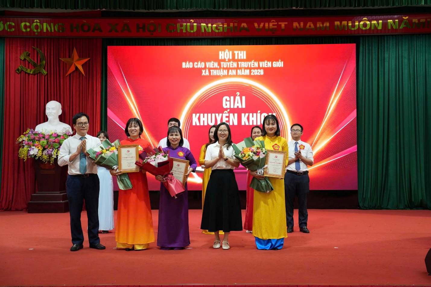 Ảnh có chứa trang phục, người, hoa, trong nhà  Nội dung do AI tạo ra có thể không chính xác.