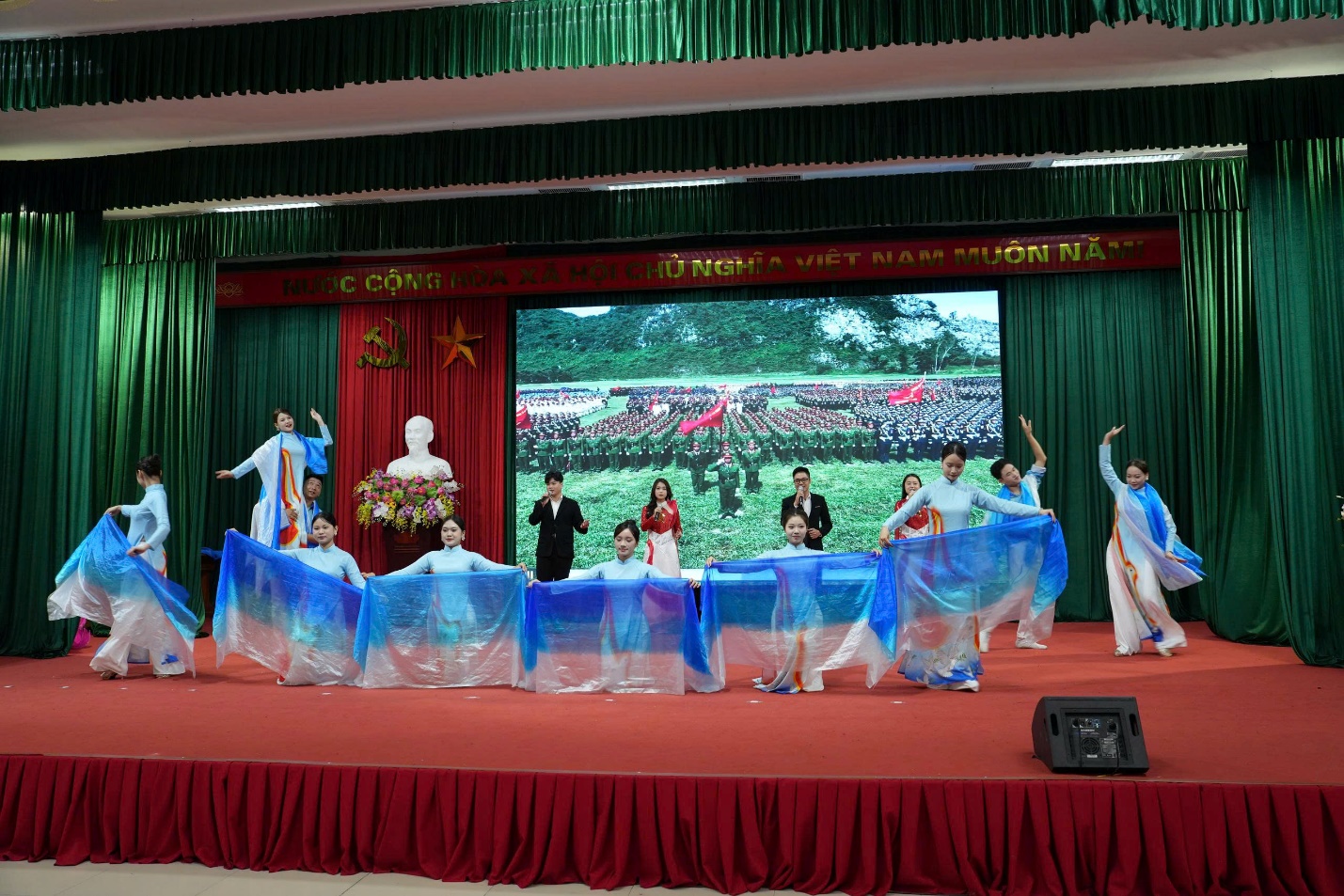 Ảnh có chứa thể thao, Khiêu vũ, thể dục dụng cụ, trong nhà  Nội dung do AI tạo ra có thể không chính xác.