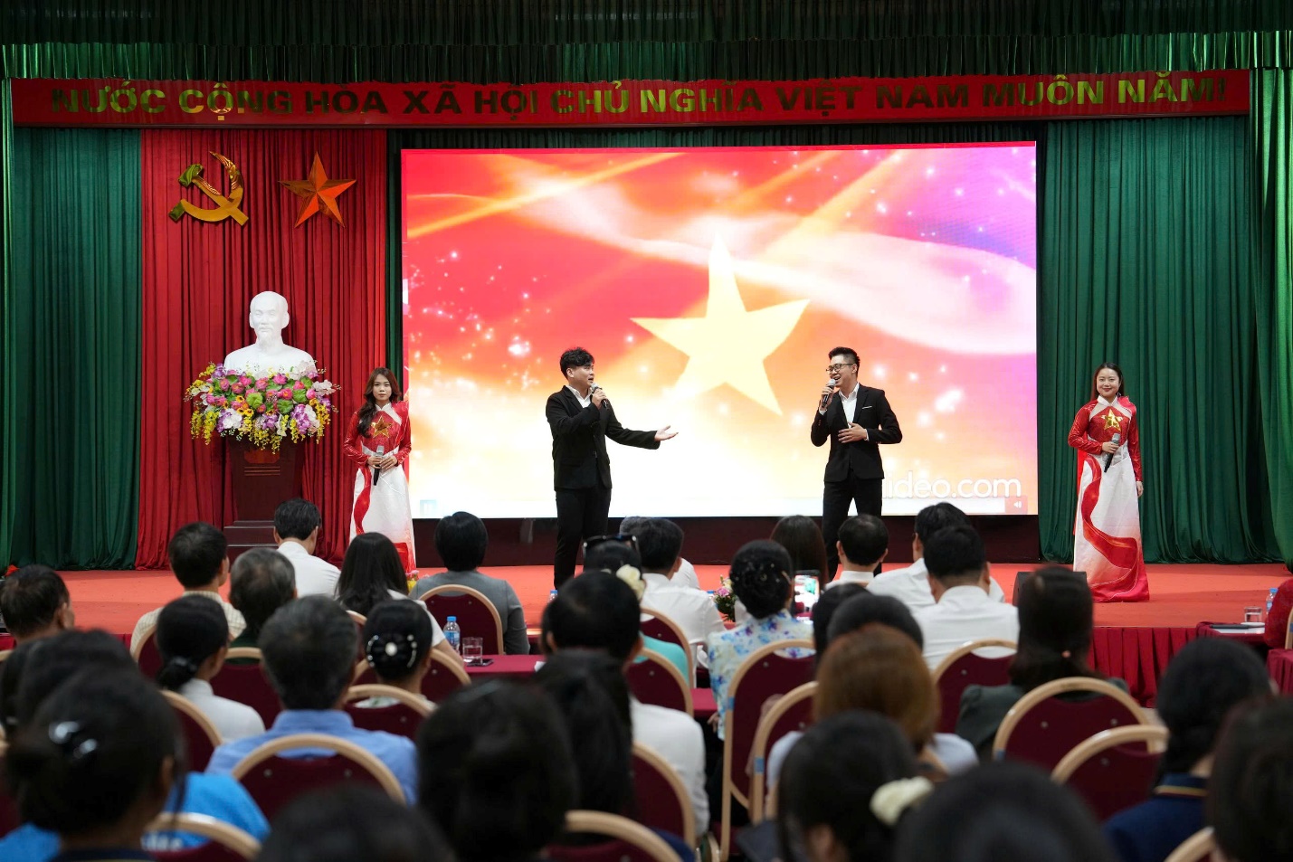 Ảnh có chứa trang phục, người, thính phòng, đàn ông  Nội dung do AI tạo ra có thể không chính xác.