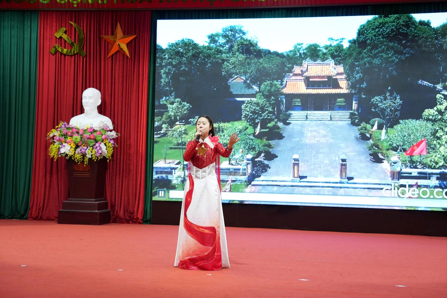 Ảnh có chứa hoa, trang phục, ngoài trời, người  Nội dung do AI tạo ra có thể không chính xác.