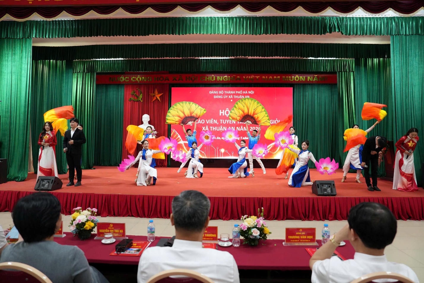 Ảnh có chứa trang phục, người, trong nhà, Nhà hát  Nội dung do AI tạo ra có thể không chính xác.