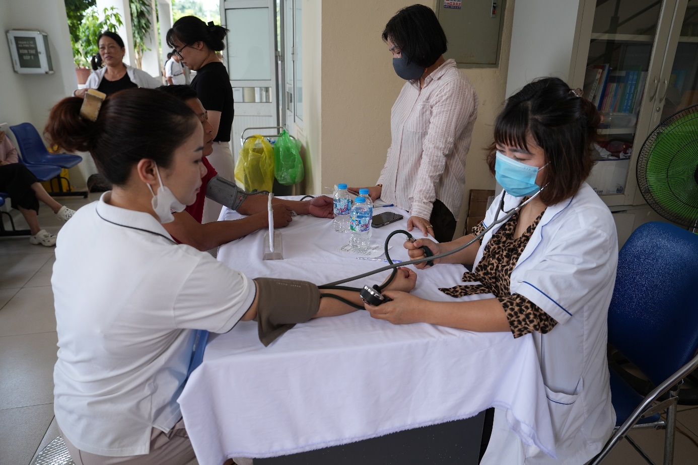 Ảnh có chứa trang phục, người, trong nhà, bàn  Nội dung do AI tạo ra có thể không chính xác.