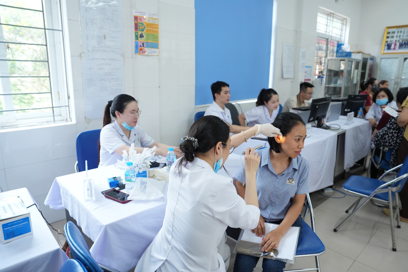 Ảnh có chứa trang phục, người, trong nhà, bàn  Nội dung do AI tạo ra có thể không chính xác.