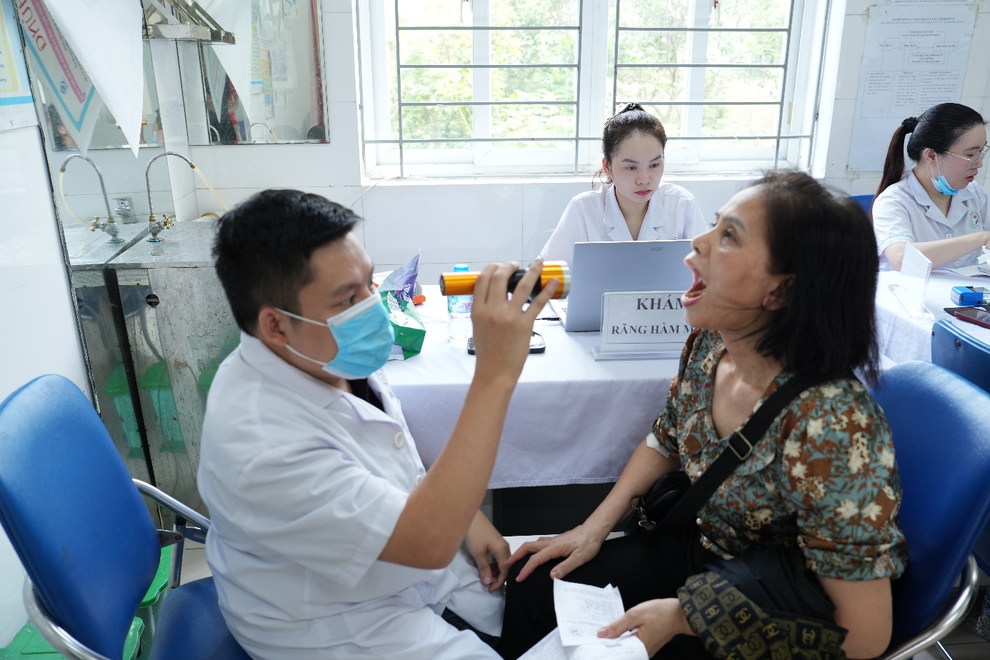 Ảnh có chứa trang phục, người, Mặt người, trong nhà  Nội dung do AI tạo ra có thể không chính xác.