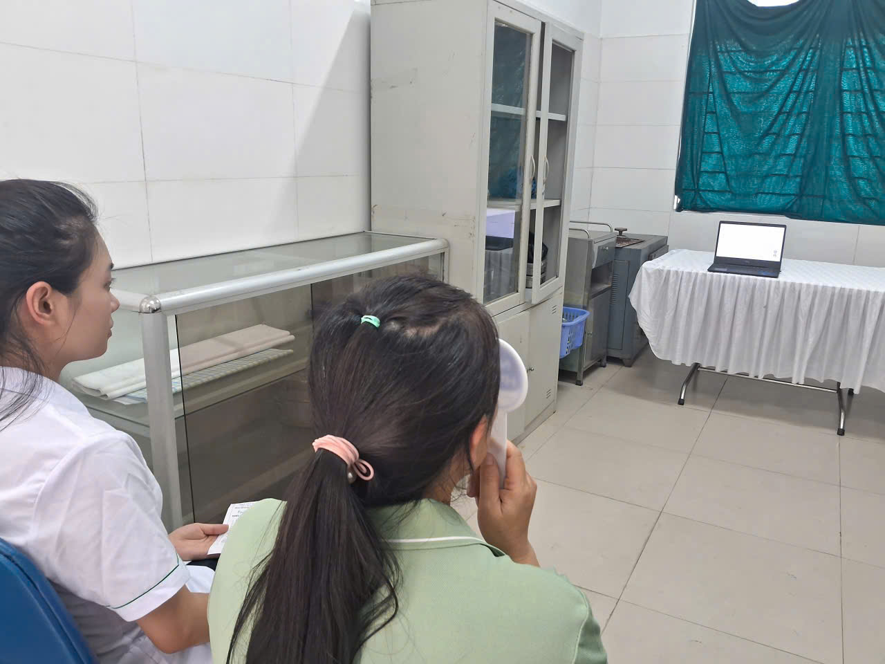 Ảnh có chứa người, trang phục, Mặt người, trong nhà  Nội dung do AI tạo ra có thể không chính xác.